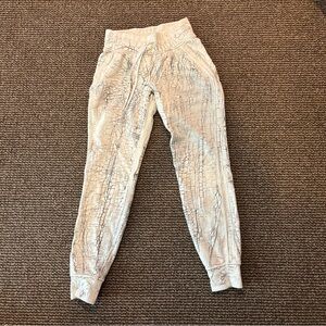 Lululemon White and Black Patterned Pants size 0 runs smaller.
